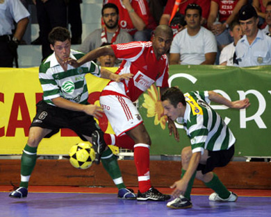 Wilson between Bibi and Evandro (Photo courtesy: Futsal Sporting)
