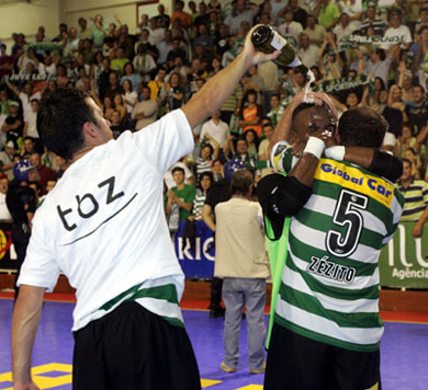 Zezito and Beb� under a champagne rain... (Photo courtesy: Futsal Sporting)