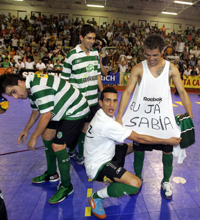 Andrezinho already knew about the Sporting double!!! Is he a wizard?? (Photo courtesy: Futsal Sporting)