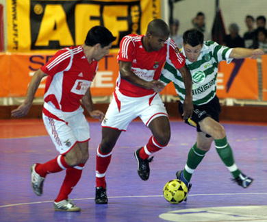 Wilson and Andr� Lima vs Bibi (Photo courtesy: Futsal Sporting)
