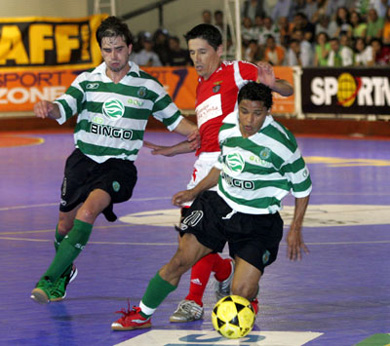 Andr� Lima between Gon�alo Alves and Deo (Photo courtesy: Futsal Sporting)