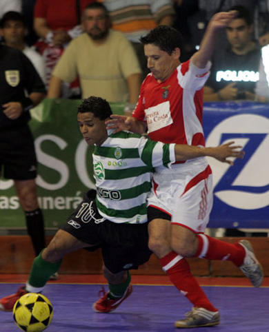 Deo vs Andr� Lima (Photo courtesy: Futsal Sporting)