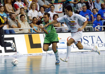 Marquinho and Balo fighting in the third final