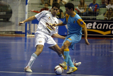 Kike vs Jordi Sanchez (Photo courtesy: AP Photo Spain - LNFS)