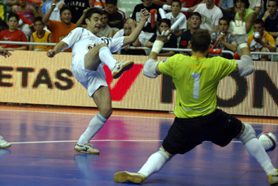 Will Cobeta overcome Cristian? (Photo courtesy: AP Photo Spain - LNFS)