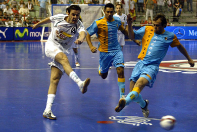 An attempt by Joel, escaped to the Marcelo and Balo control (Photo courtesy: AP Photo Spain - LNFS)