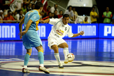 Vinicius in action vs Torras (Photo courtesy: AP Photo Spain - LNFS)