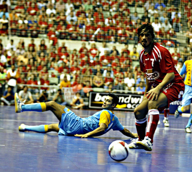 Vinicius Bacaro again vs Balo (Photo courtesy: AP Photo Spain - LNFS)