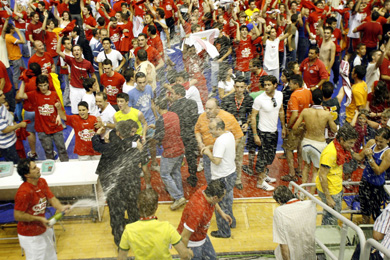 Paulo Roberto and champagne... (Photo courtesy: AP Photo Spain - LNFS)