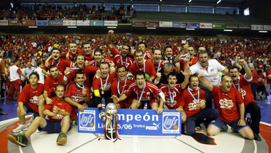 Campeones, Campeones, oeee oeee oeee...!!!! (Photo courtesy: AP Photo Spain - LNFS)