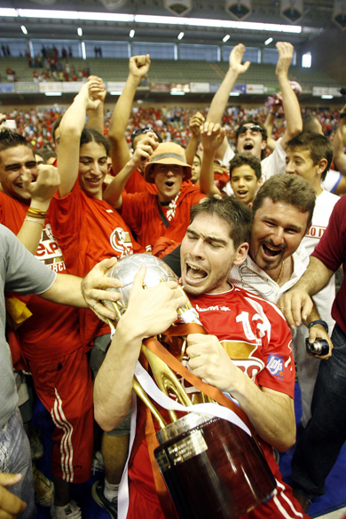 Kike and his new... daughter!! A deserved title for an impressive player (Photo courtesy: AP Photo Spain - LNFS)