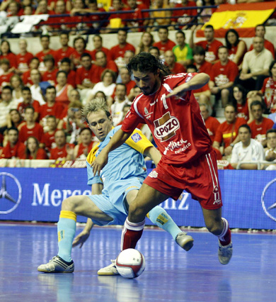 Marcelo vs Vinicius Bacaro (Photo courtesy: AP Photo Spain - LNFS)