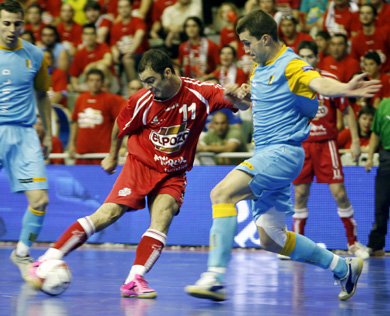 Wilde between Torras and Orol (Photo courtesy: AP Photo Spain - LNFS)