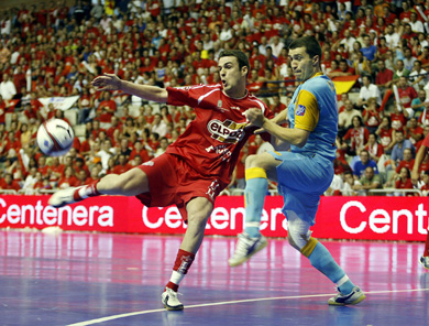 Joel vs Orol, part 1... (Photo courtesy: AP Photo Spain - LNFS)