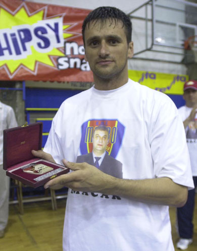 Predrag Rajic celebrating the title and his former president Dragan Ivaskovic (Photo courtesy: Svetozar Otic)