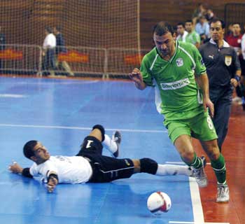 Rafa is laying on the pitch, but Schumacher will not score (Photo courtesy: Enrique Serrano - LNFS)