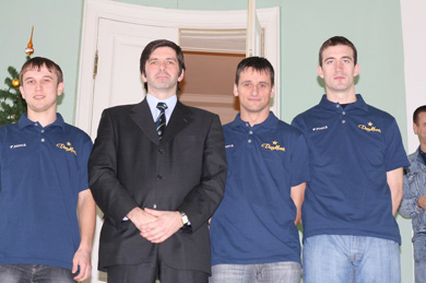 The new trio with another russian futsal celebrity: Aleksandr Verizhnikov, technical assistant of Andrey Yudin on the Dina bench (Photo courtesy: Dina Moscow)