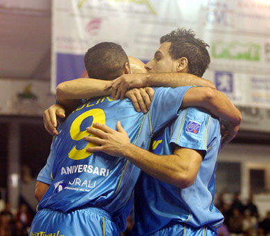 Paulinho, Fabiano and Riquer celebrating one of the Azkar's goals (Photo courtesy: LNFS Aphoto Spain)