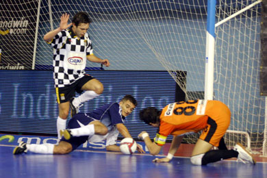 Alex is trying to save Boavista vs Lalic's attempt (Photo courtesy: LNFS Aphoto Spain)
