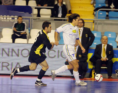 Surudzic in action vs Perquinho (Photo courtesy: LNFS Aphoto Spain)