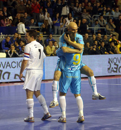 Riquer and Paulinho celebrating a goal for Azkar Lugo (Photo courtesy: LNFS Aphoto Spain)