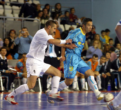 The Slovenian national team player Dzafic trying to stop the brazilian Paulinho (Photo courtesy: LNFS Aphoto Spain)