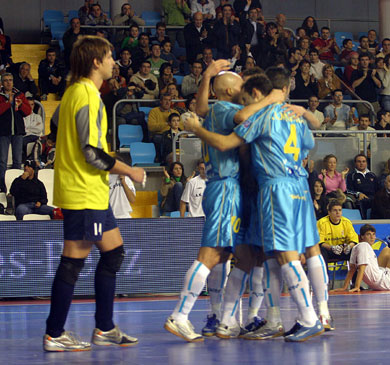 A disappointed Jukic while Riquer, Juanma and Lorente celebrate another goal for Azkar Lugo (Photo courtesy: LNFS Aphoto Spain)