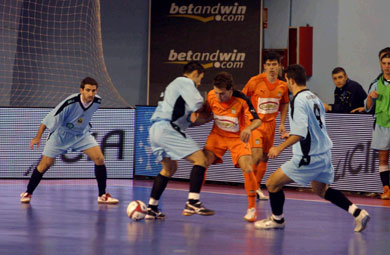 Hard fight in the pitch (Photo courtesy: LNFS Aphoto Spain)
