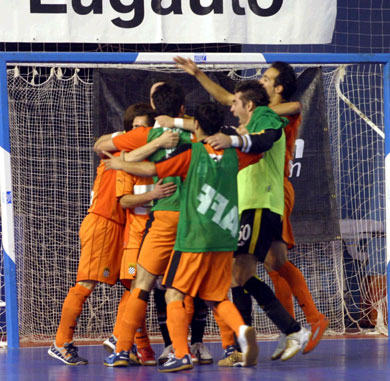 The end of the match: Boavista's party! (Photo courtesy: LNFS Aphoto Spain)