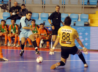 Will Alex save the Perquinho's kick? (Photo courtesy: LNFS Aphoto Spain)