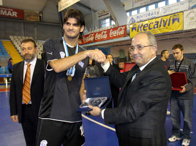 Lefteris Kouvaras awarded at the end of the match (Photo courtesy: LNFS Aphoto Spain)
