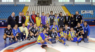 Fair play: all together at the end of the match! (Photo courtesy: LNFS Aphoto Spain)