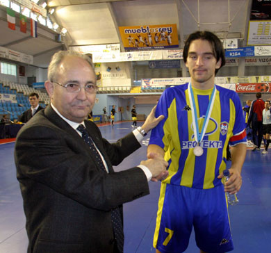 Borko Surudzic awarded for the fifth place obtained by Konjarnik, part 1... (Photo courtesy: LNFS Aphoto Spain)