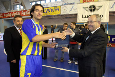 Borko Surudzic awarded for the fifth place obtained by Konjarnik in the recent Recopa Cup in Lugo (Photo courtesy: LNFS Aphoto Spain)