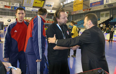 Zoran Stepanovic, general director of Konjarnik, awarded at the end of the match (Photo courtesy: LNFS Aphoto Spain)