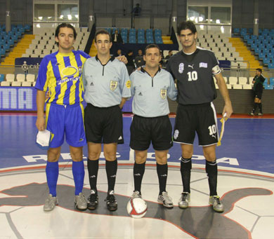 Before the match: team captains Surudzic and Kouvaras with the referees couple Blazquez Sierra - Gracia (Photo courtesy: LNFS Aphoto Spain)