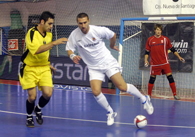 Perquinho vs Dzafic, part 1... (Photo courtesy: LNFS Aphoto Spain)