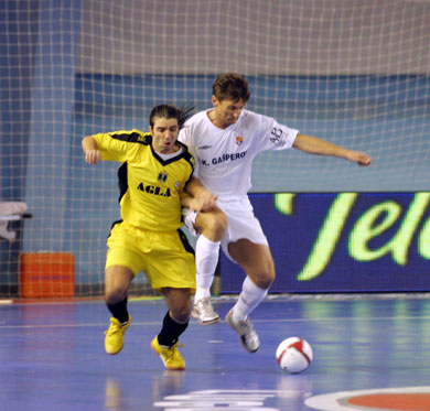 Bresciani vs Jarni, part 2... (Photo courtesy: LNFS Aphoto Spain)