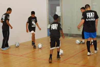 Najb el Allouchi showing to the kids some technical tricks (Photo courtesy: Jan Harting)
