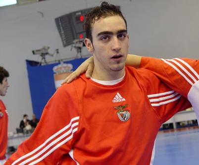 Ricardinho is on line! (Photo courtesy: www.ricardinho10.com)