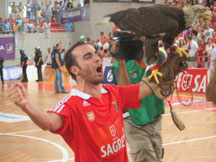 Ricardinho and his personal eagle can celebrate... (Photo courtesy: SL Benfica)