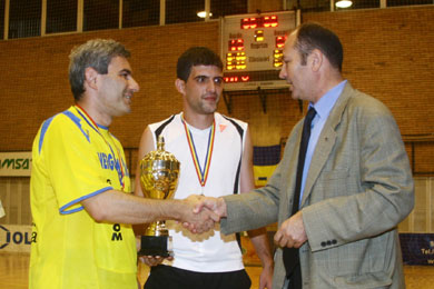 Vali Nistoran receiving the cup from Mr. Gheorghe Moise (Photo courtesy: Cristi Vornicu)