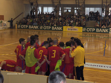 Zoltan Jakab is explaining how to win to his guys... (Photo courtesy: Cristi Vornicu)