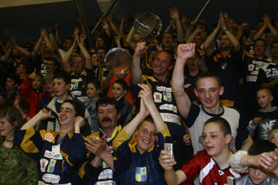 Odorheiu Secuiesc fans paying tribute to their idols (Photo courtesy: Udvarhelyi Hirado)