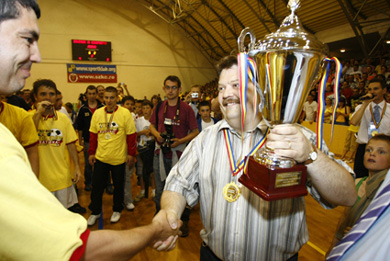 Odorheiu captain Denes Barna getting the national league trophy by Jeno Szasz, futsal representative in Romanian Soccer Executive Committee (Photo courtesy: Udvarhelyi Hirado Magazine)