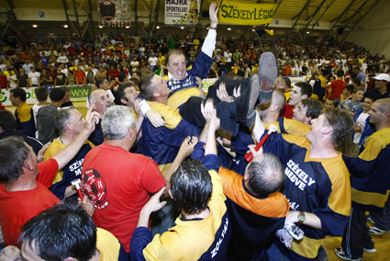 Let's hope somebody could take Mihaly Kozma at the end of his flight... (Photo courtesy: Udvarhelyi Hirado Magazine)