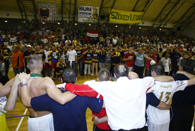 What a party! Supporters, team and staff! (Photo courtesy: Udvarhelyi Hirado Magazine)