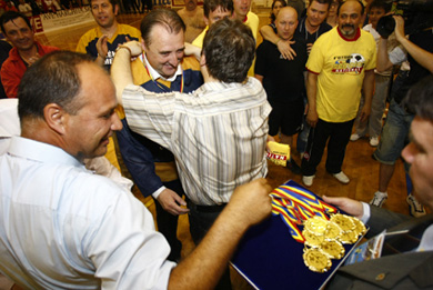 Awarding time for the Hungarian coach Mihaly Kozma (Photo courtesy: Udvarhelyi Hirado Magazine)