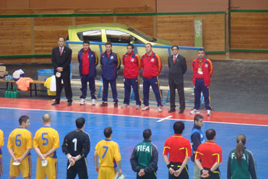 Romanian National team and bench during the national anthem (Photo courtesy: Sito Rivera)