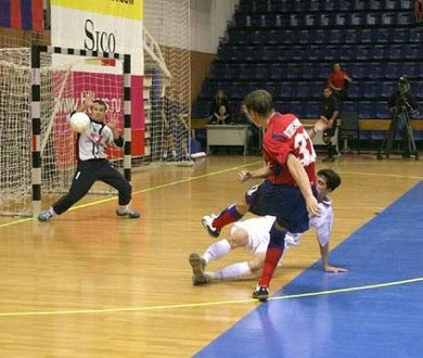 Vladimir Kolesnikov vs Dinamo kepeer Pavel Stepanov (Photo courtesy: CSKA)